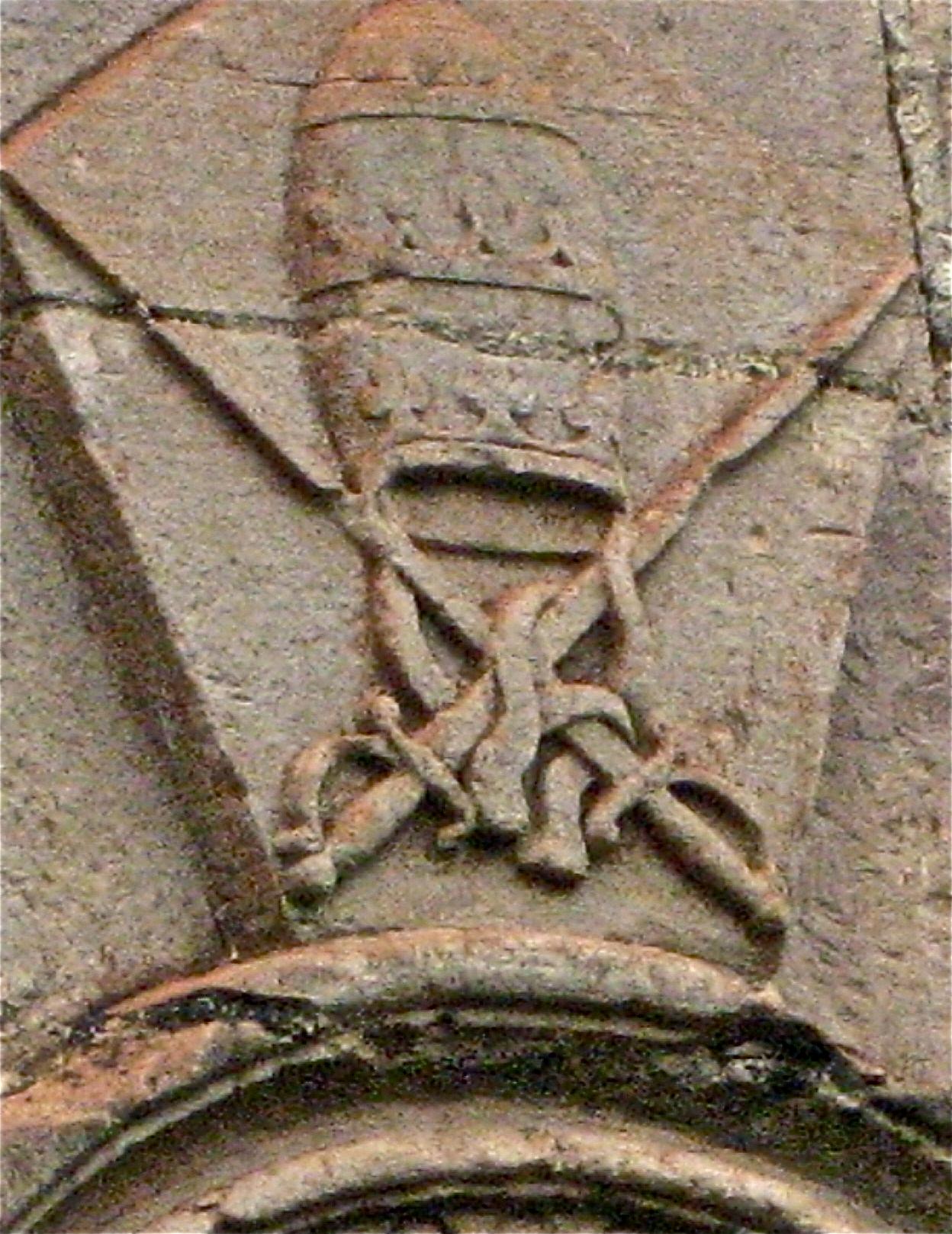 tiara papal con espadas